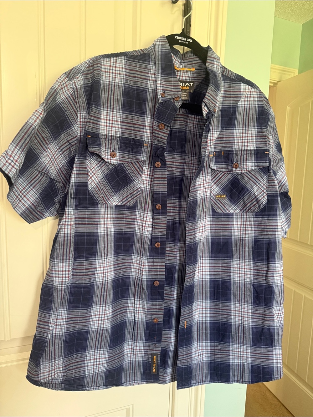Ariat Men’s Navy Plaid Short-Sleeve Button-Down Shirt